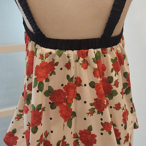 Chic Floral Women's Blouse with Black Accents - Picture 6 of 8